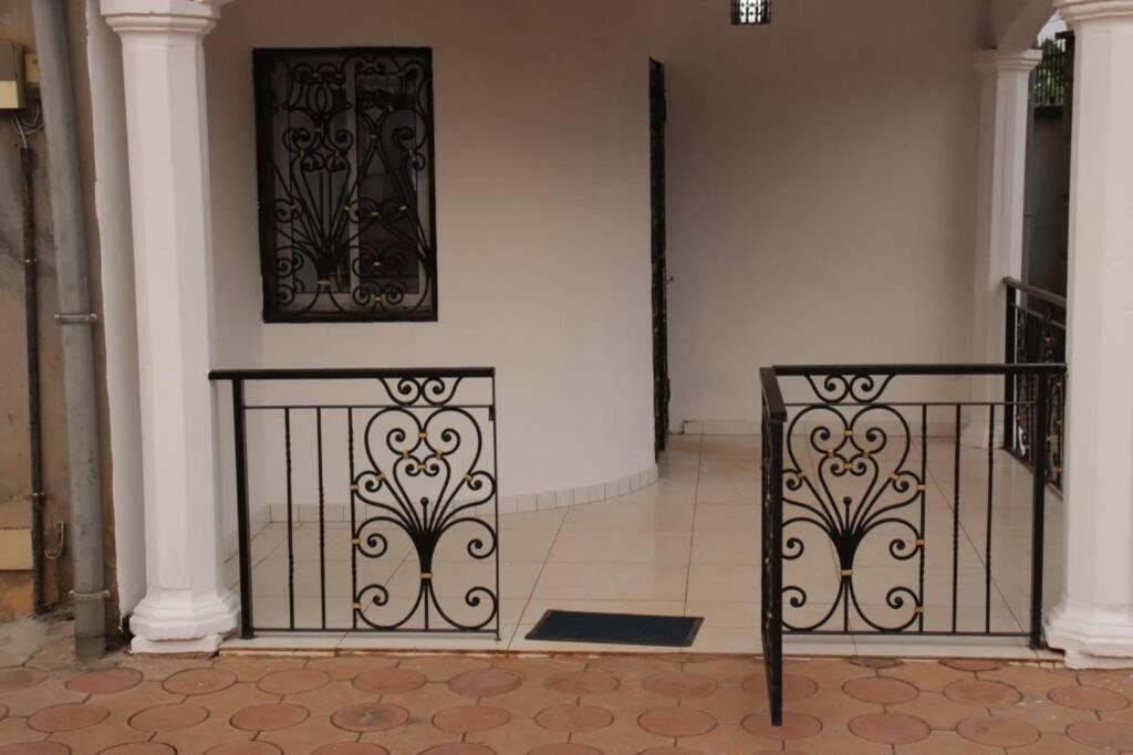 Résidence Jeanne à Yaoundé Messamengo . Duplex Exterior foto