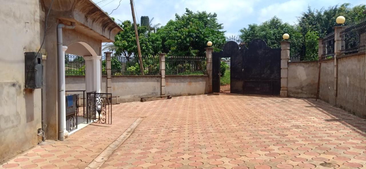 Résidence Jeanne à Yaoundé Messamengo . Duplex Exterior foto