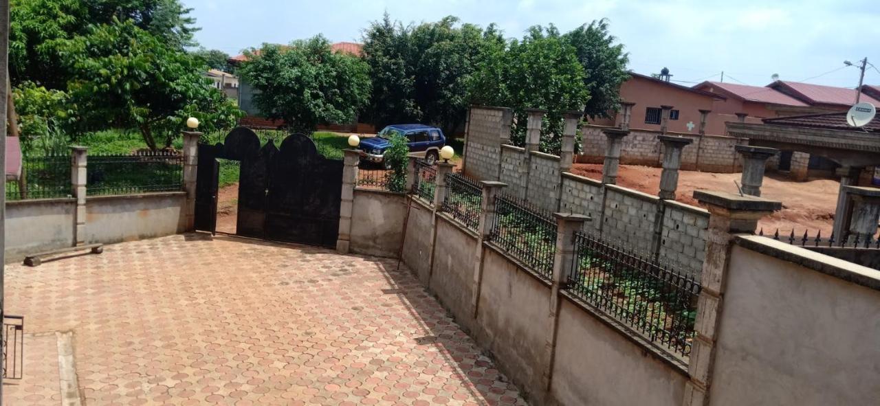 Résidence Jeanne à Yaoundé Messamengo . Duplex Exterior foto